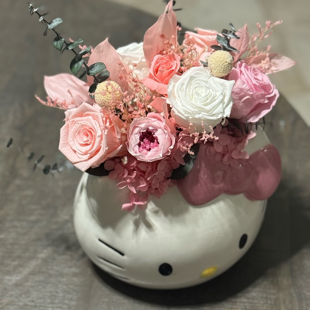 Hello kitty preserved roses